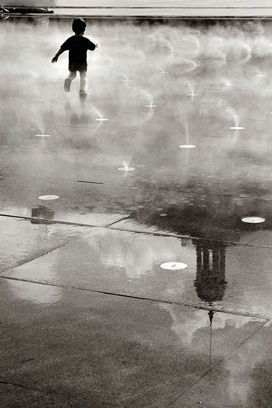 Miroir d'eau de Bordeaux, enfants et jets d'eau