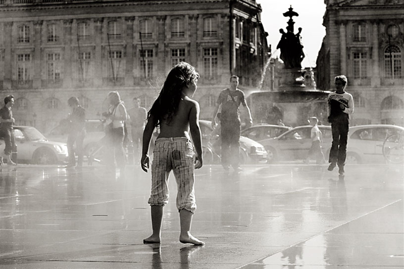 Miroir d'eau de Bordeaux, enfants et jets d'eau