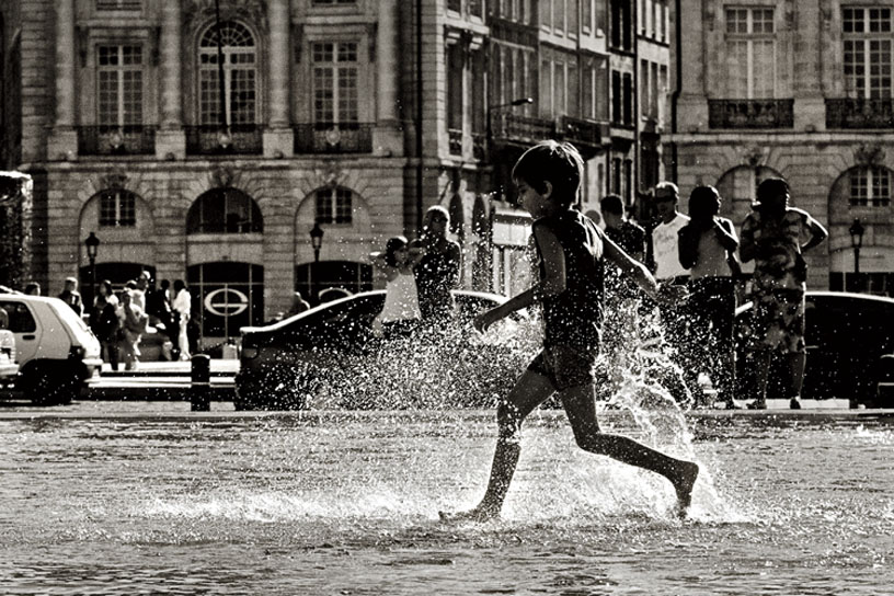 Miroir d'eau de Bordeaux, enfants et jets d'eau