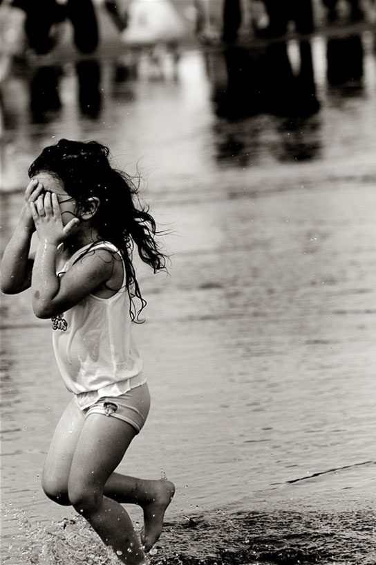 Miroir d'eau de Bordeaux, enfants et jets d'eau