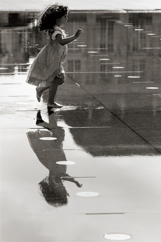 Miroir d'eau de Bordeaux, enfants et jets d'eau