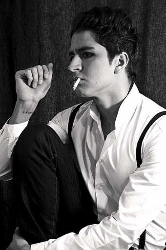 Portrait John Jones cigarette